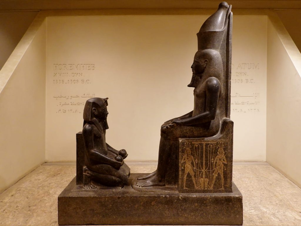 Luxor Museum Statuen Haremhab Atum