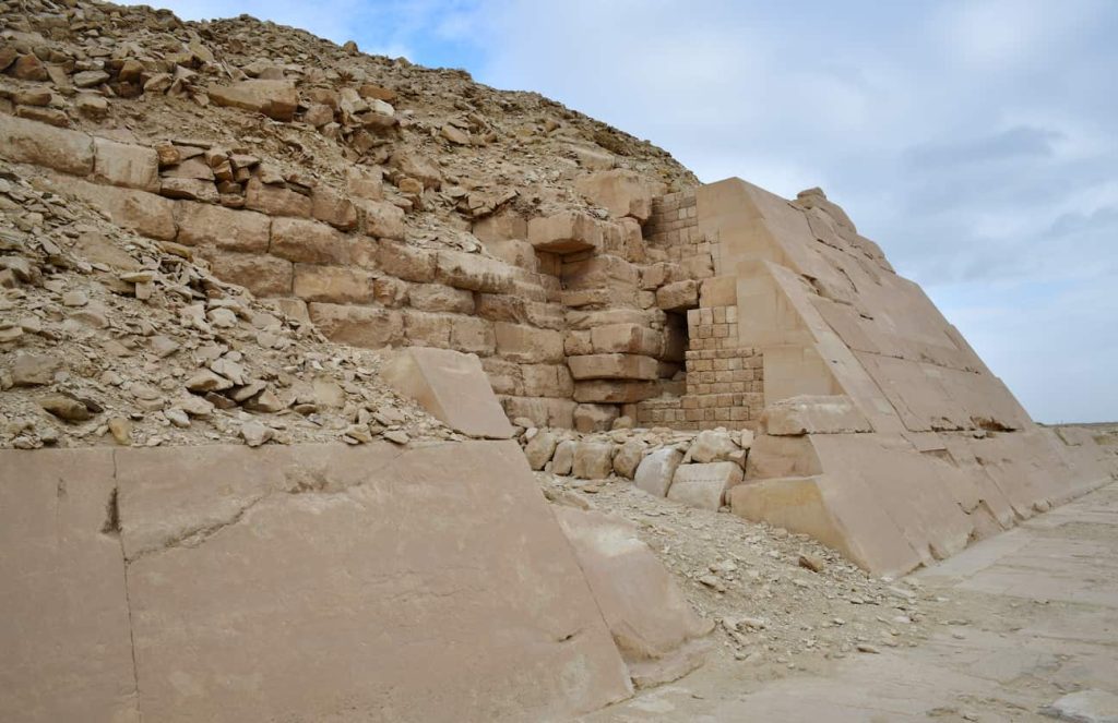 construction layers in the pyramid of Unas
