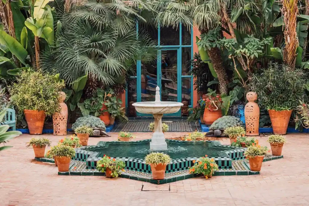 White fountain in the middle of a courtyard of Jardin Majorelle