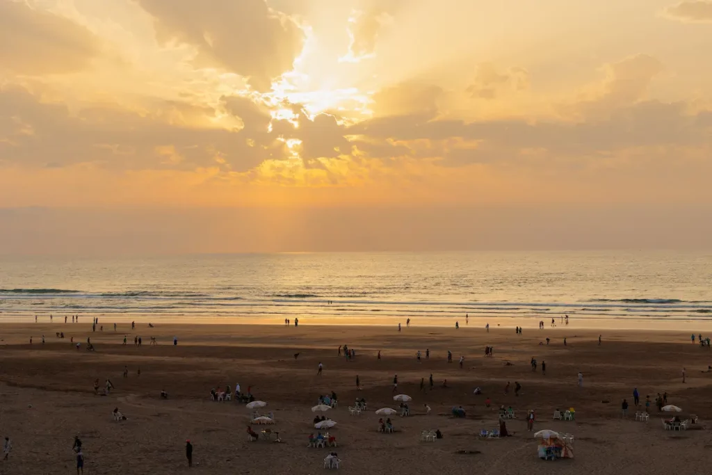 مدينة الدار البيضاء المغربية.. سحر العاصمة الاقتصادية الحديثة الذي يجذب عشاق الفخامة والحيوية لزيارتها في قلب المغرب 2 شاطء الدارالبيضاء