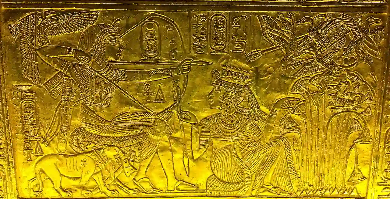 Ankhesenamun handing arrow to seated Tutankhamun
