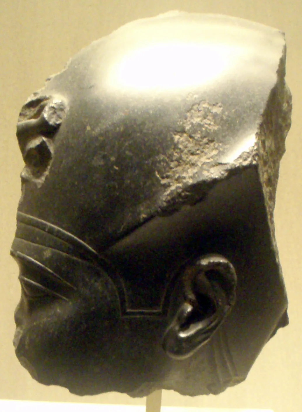 Apries-FragmentaryStatue