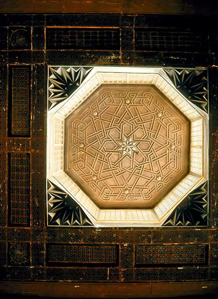 Ceiling with a small dome. Bayt Al-Suhaymi