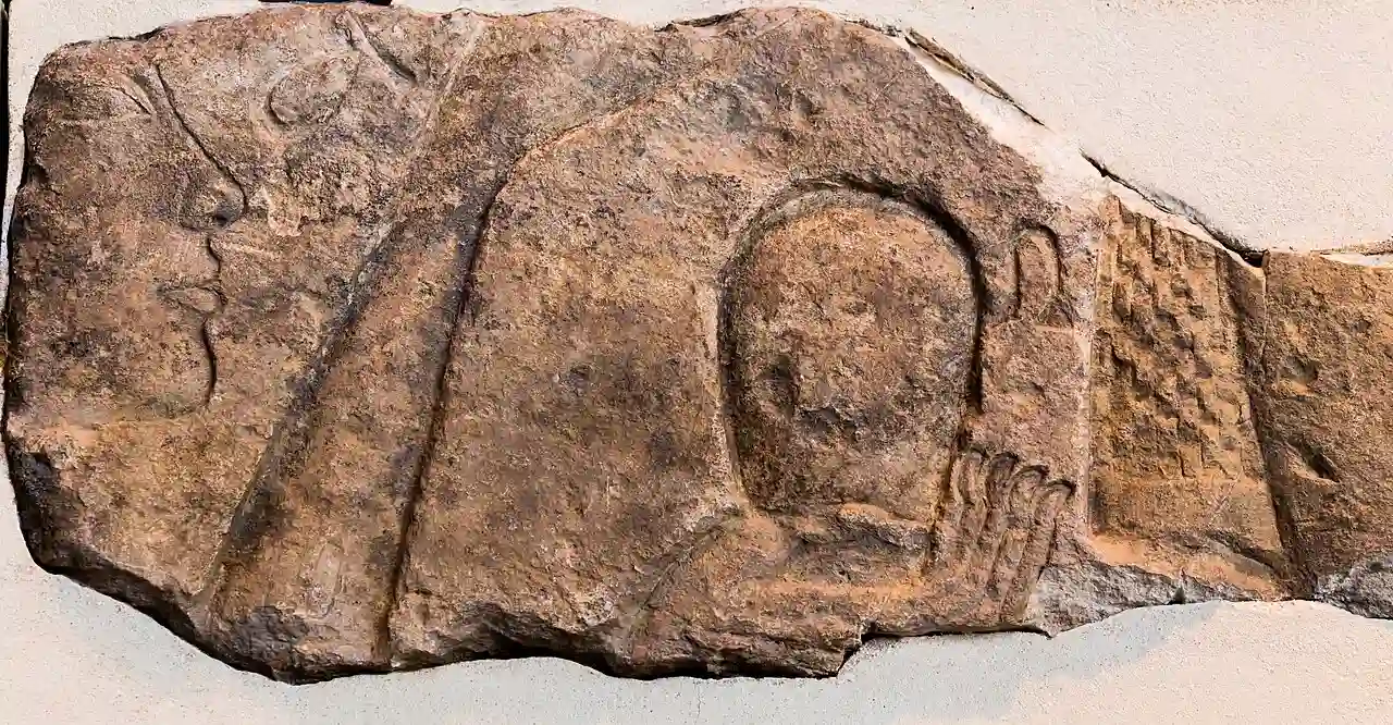 Talatat block with relief showing Smenkhkare or Tutanchamun worshipping Aton